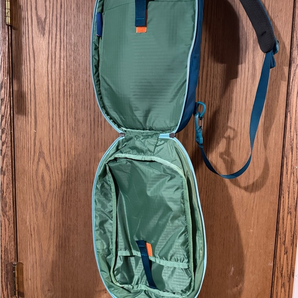 Cotopaxi sling backpack - Picture 3 of 3